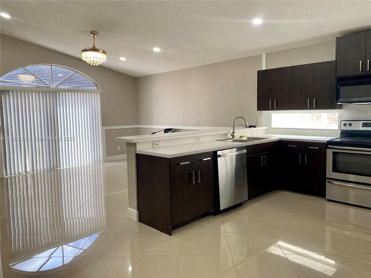 405 Sw 183rd Way - Photo 5 of 17