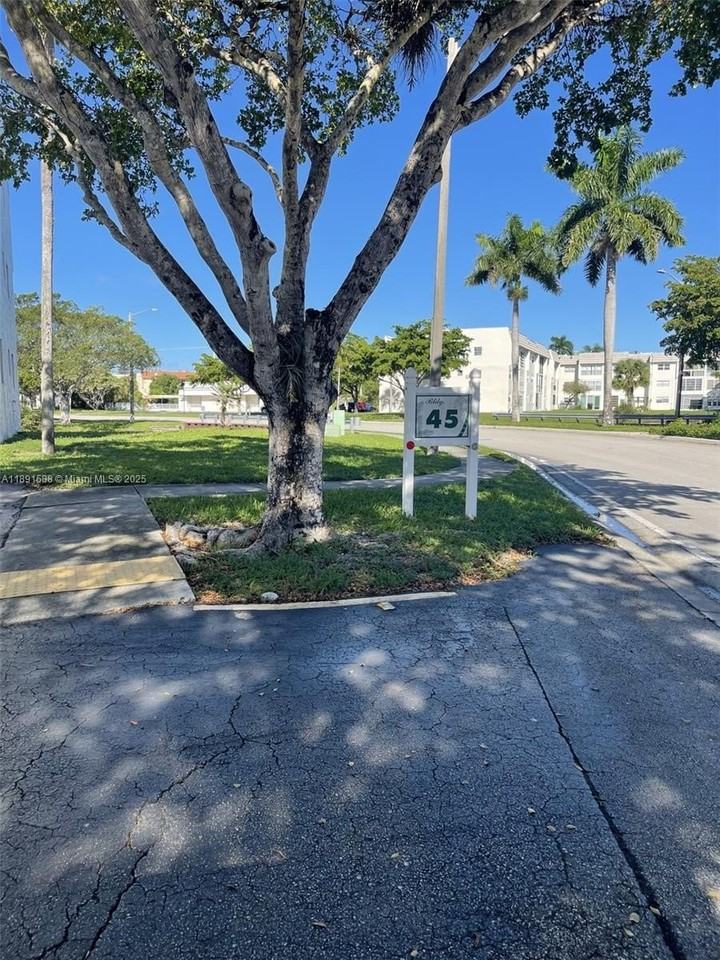 8515 Sunrise Lakes Blvd #103 - Photo 5 of 17