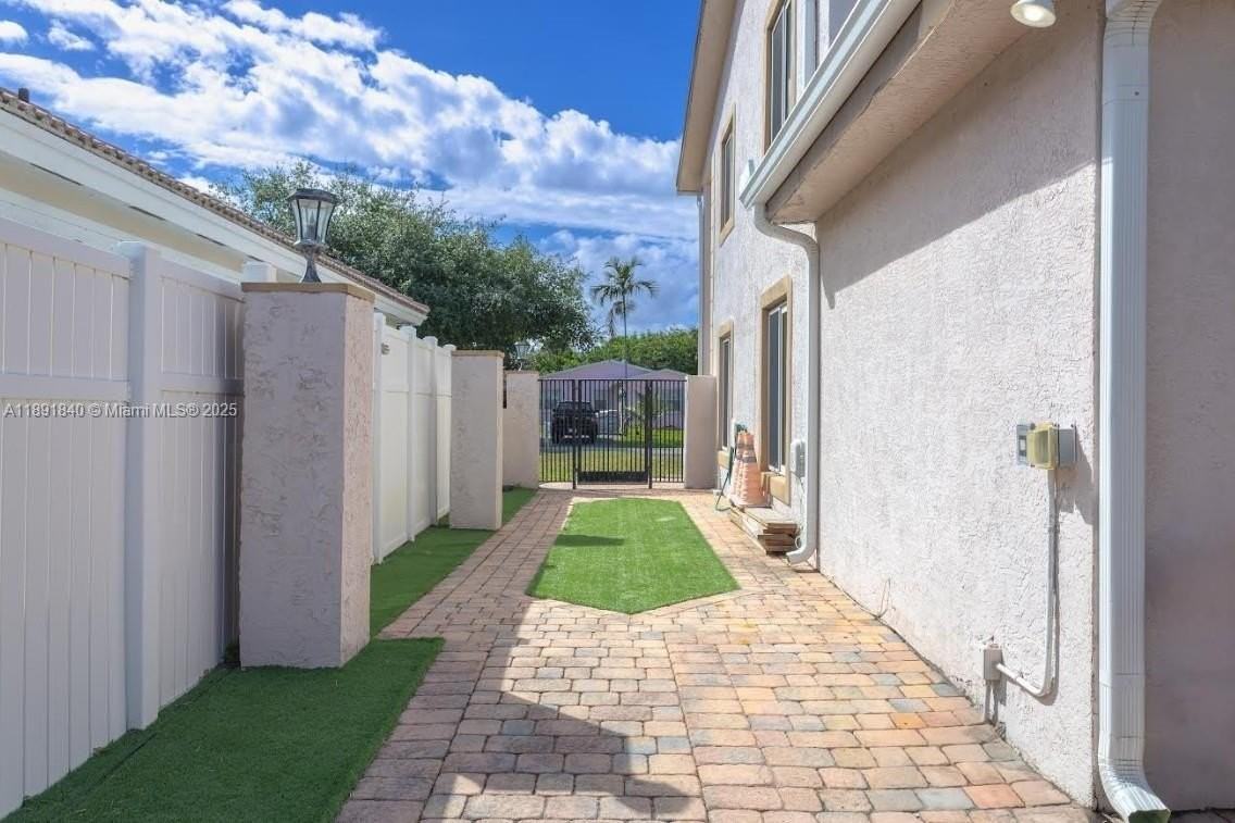 1660 Ne 25th Ave - Photo 3 of 28