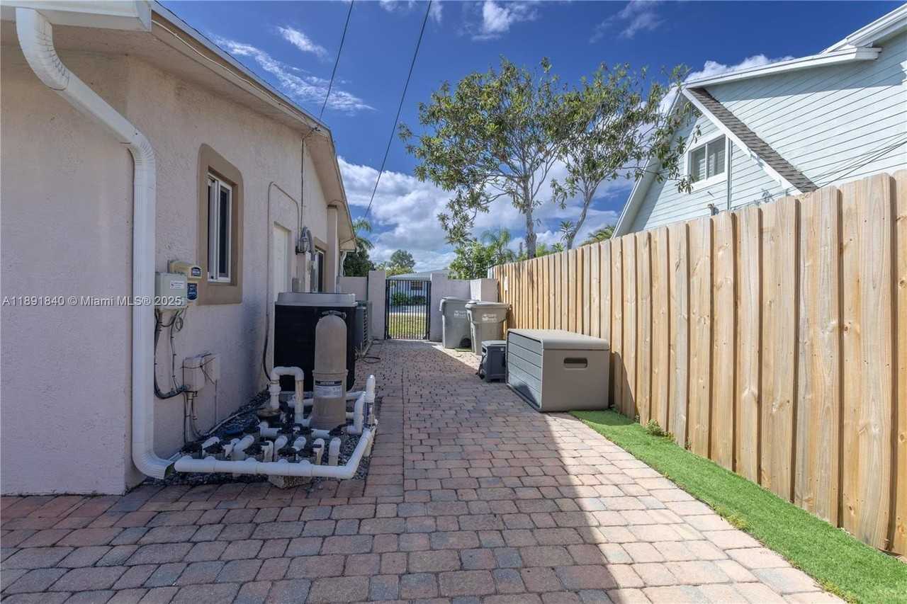 1660 Ne 25th Ave - Photo 6 of 28