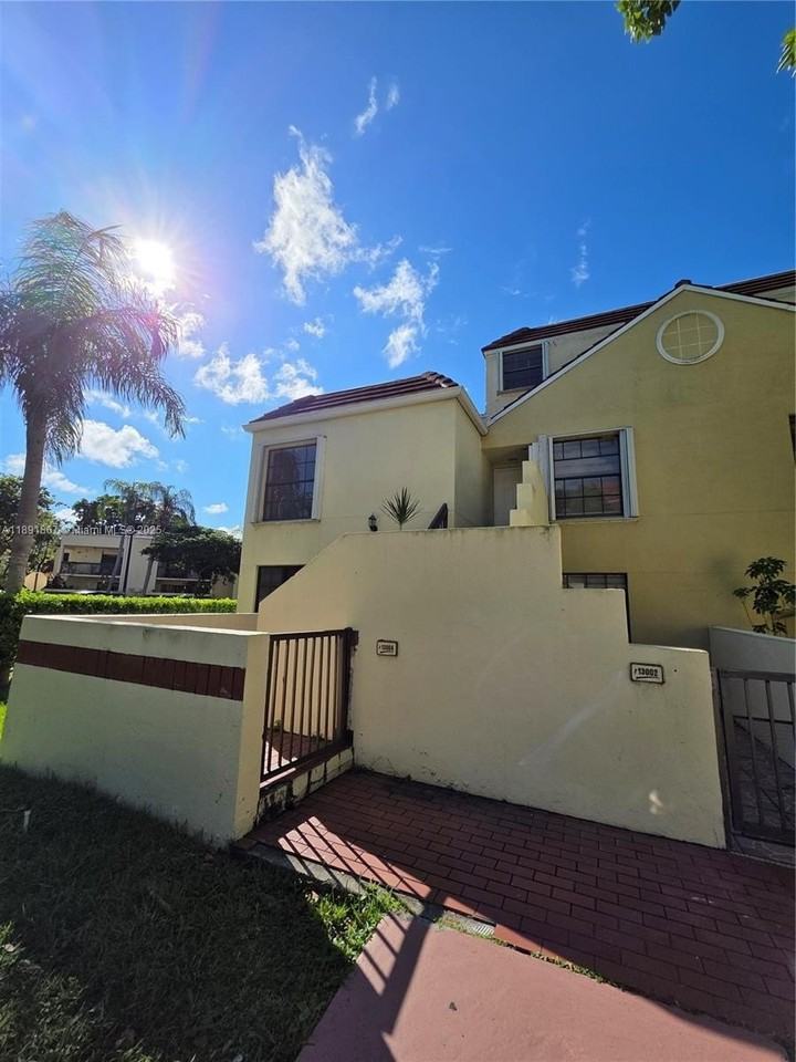 13004 Sw 88th Ter S #13004 - Photo 2 of 36