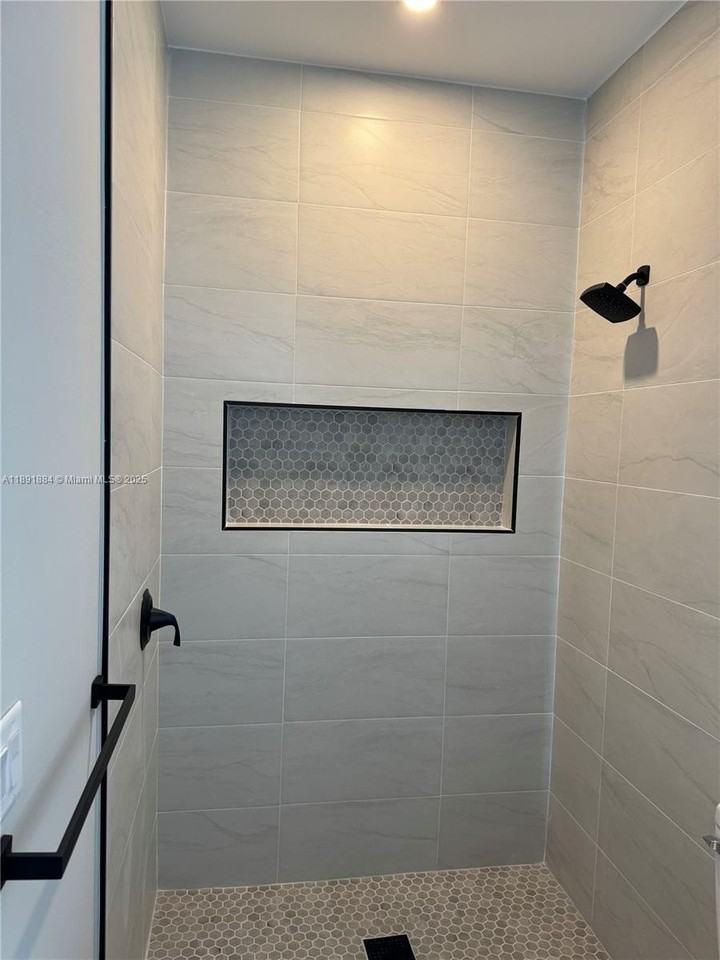 1010/1012 GERALD AVE S #1010-1012 - Photo 6 of 7