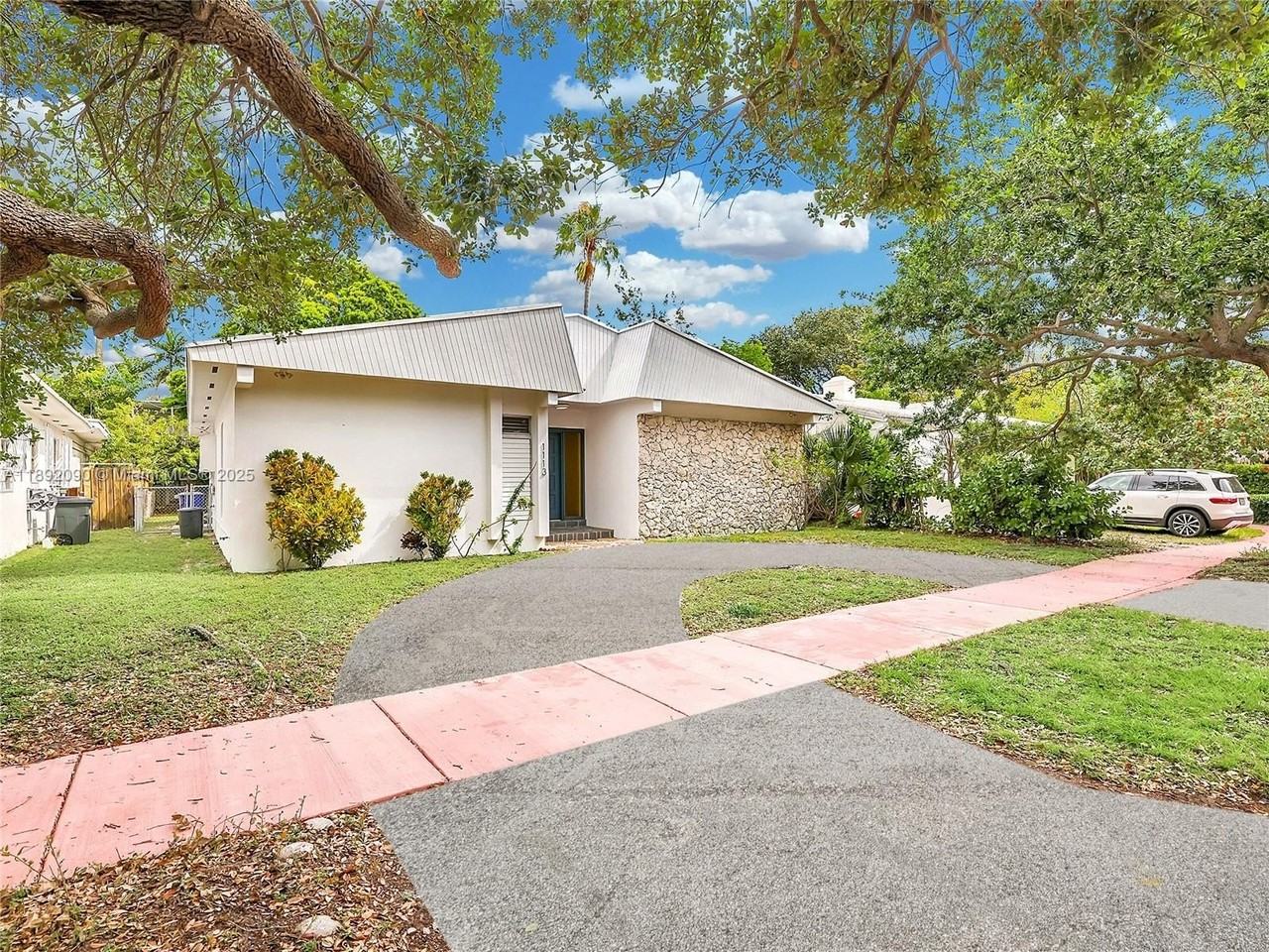 1109 Biarritz Dr - Photo 2 of 34