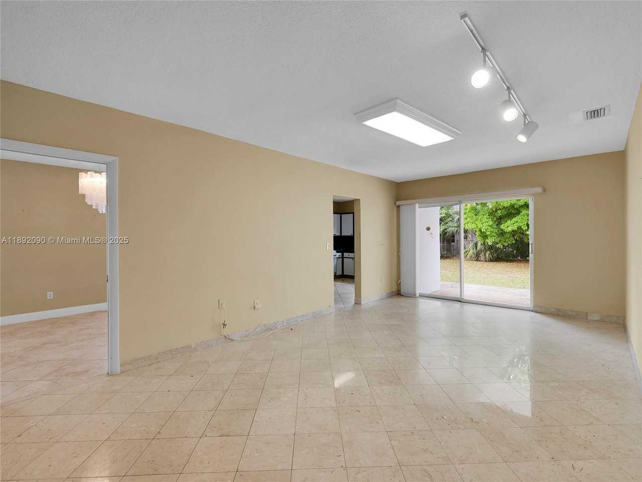 1109 Biarritz Dr - Photo 3 of 34