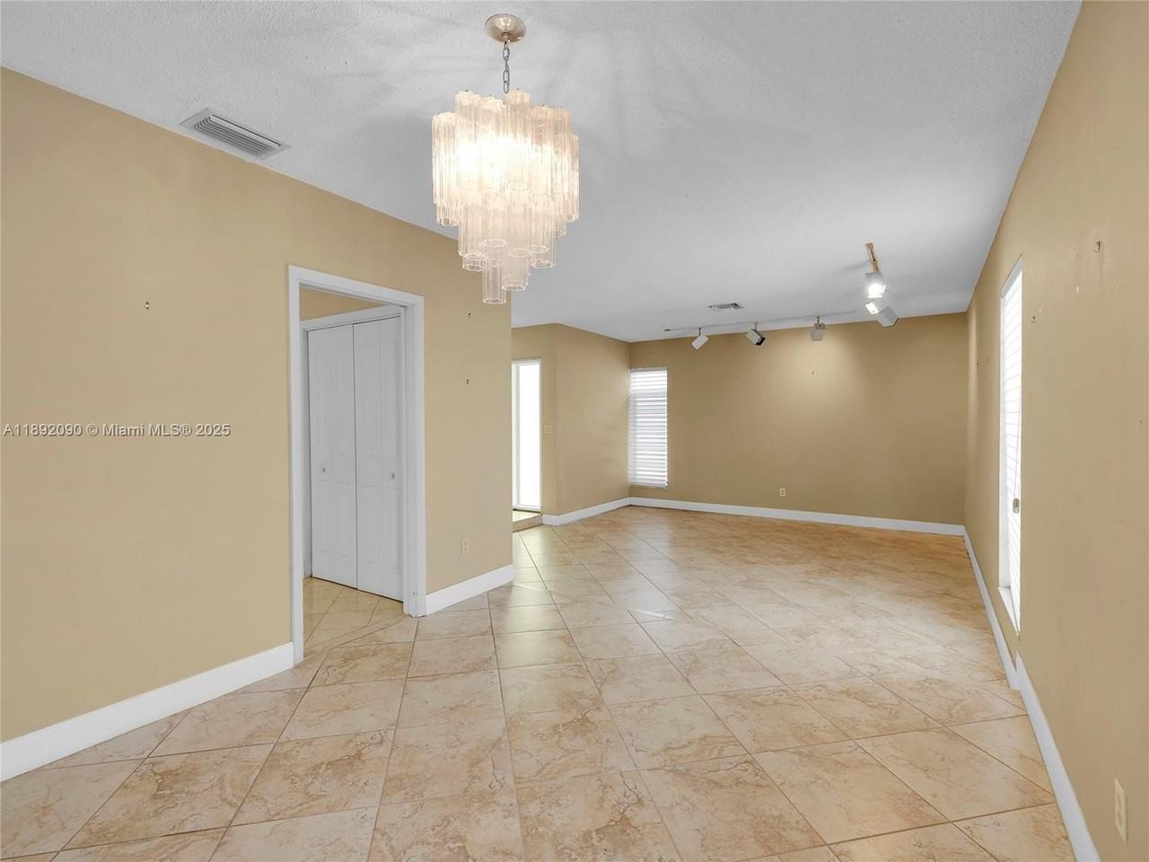 1109 Biarritz Dr - Photo 6 of 34