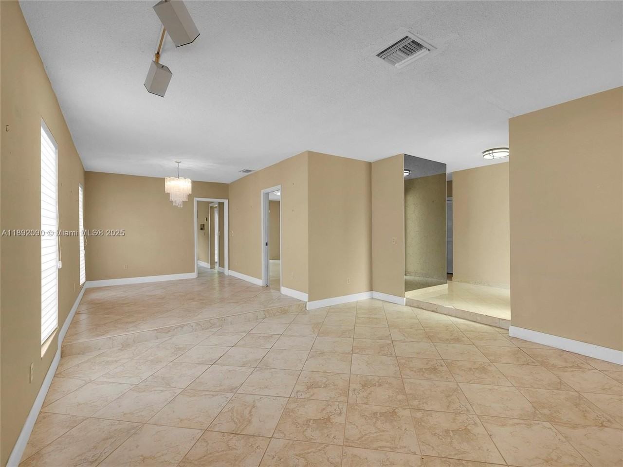 1109 Biarritz Dr - Photo 7 of 34