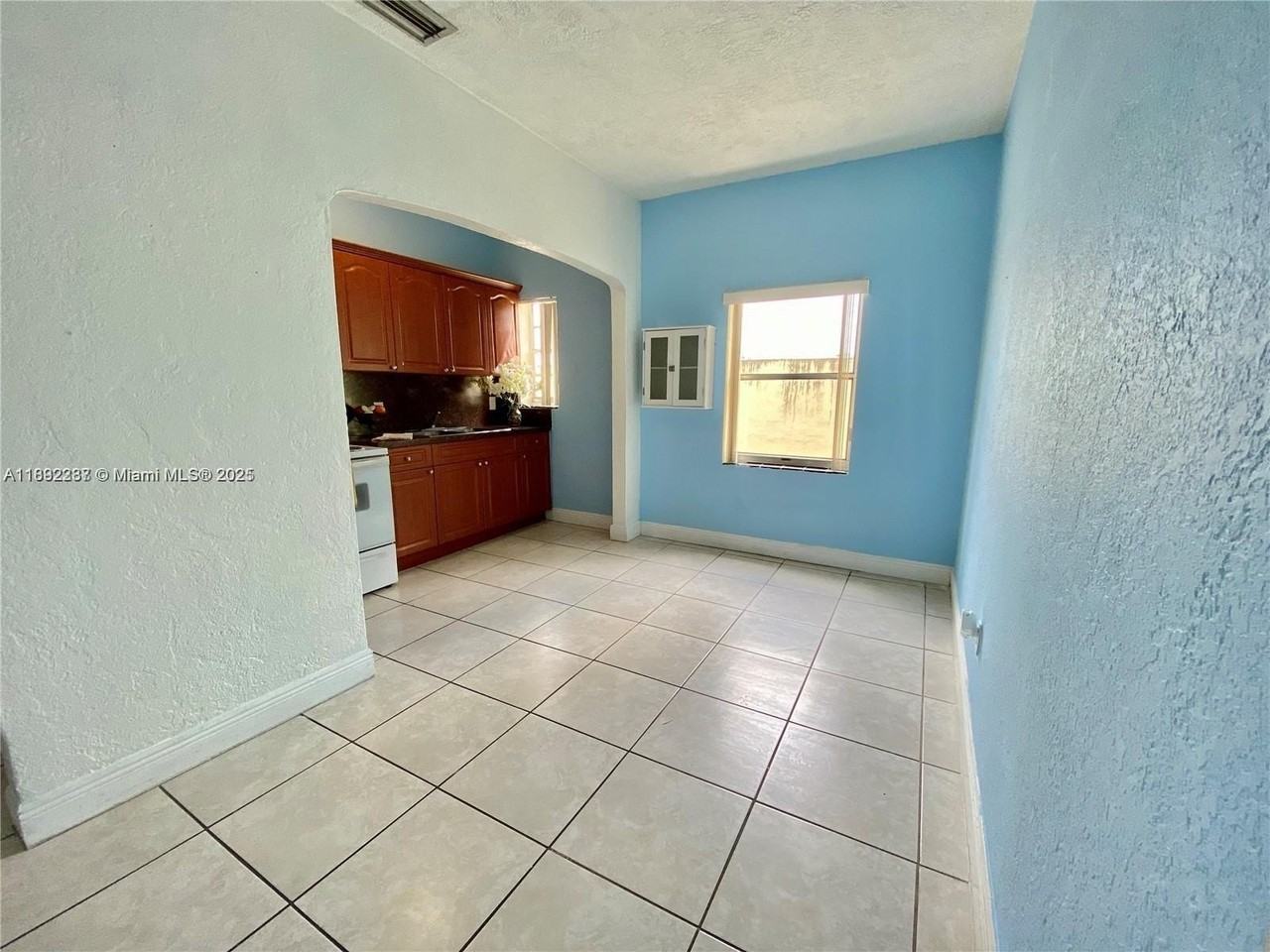 313 N Krome Ave #B - Photo 2 of 16