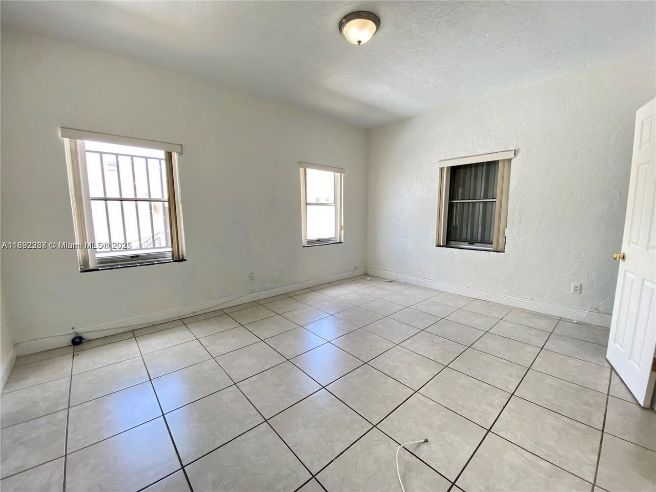 313 N Krome Ave #B - Photo 7 of 16