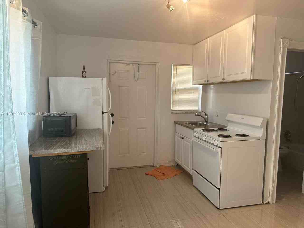 226 Sw 11th St #1 - Photo 3 of 10