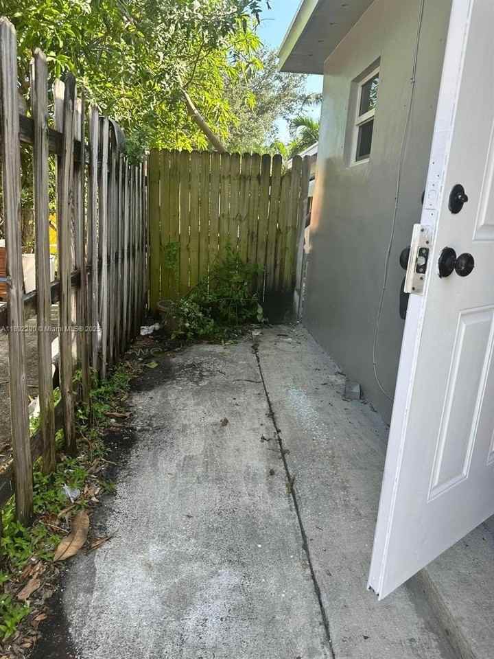 226 Sw 11th St #1 - Photo 6 of 10