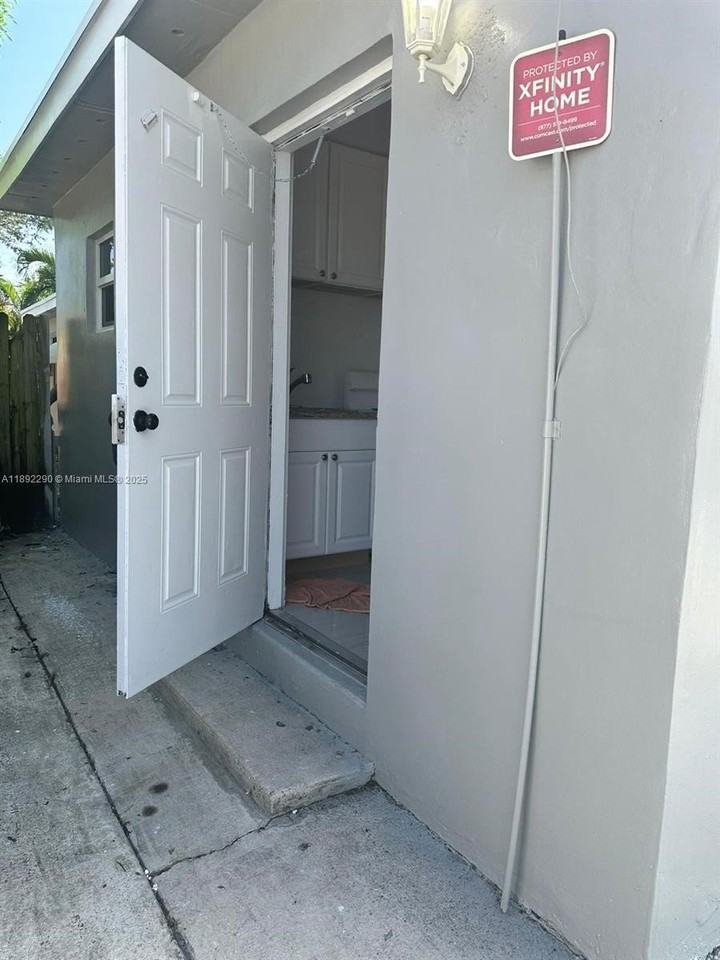 226 Sw 11th St #1 - Photo 7 of 10