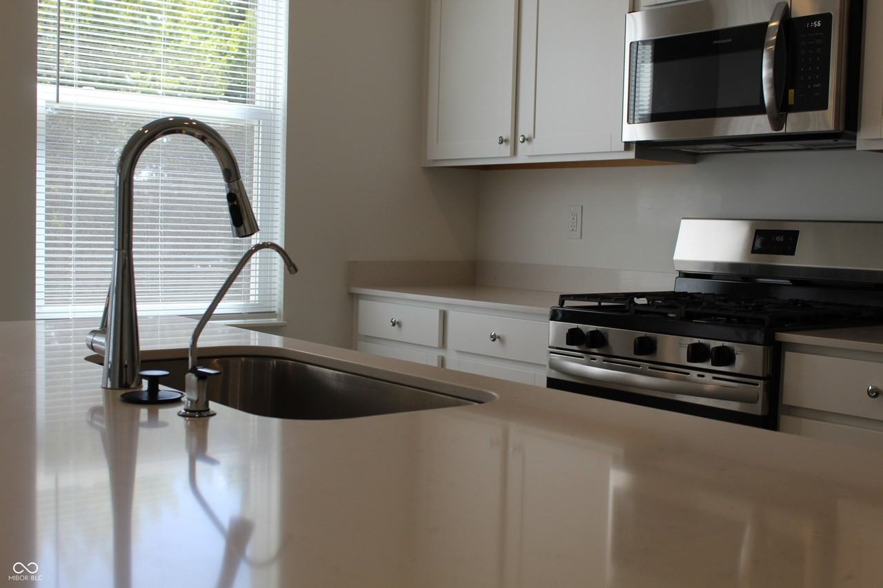 1087 Marston Ln - Photo 5 of 12