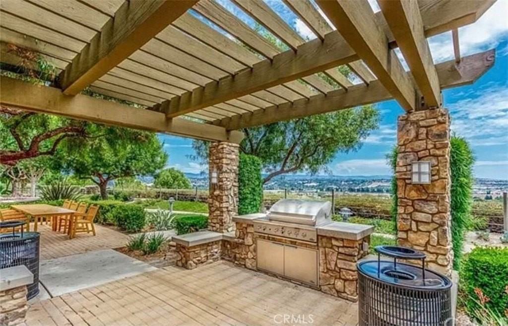 16 Compass Ct - Photo 3 of 13