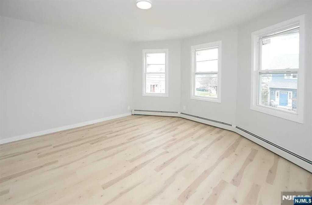 8-02 Chester St - Photo 7 of 13