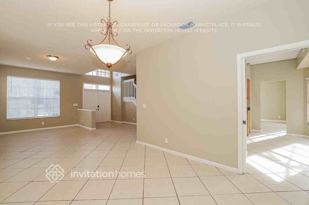 1081 Fairfax Cir W - Photo 5 of 18