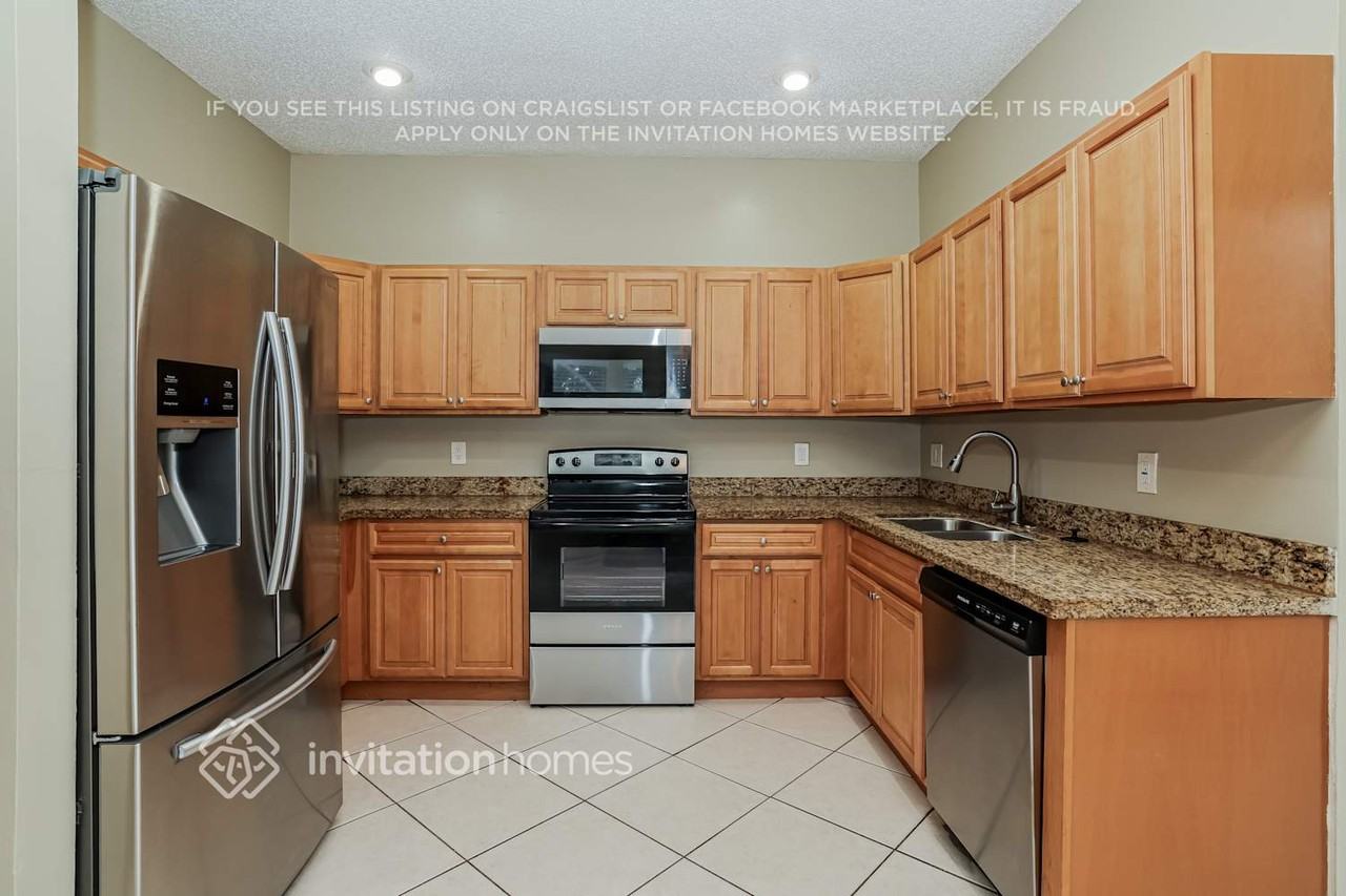 1081 Fairfax Cir W - Photo 6 of 18