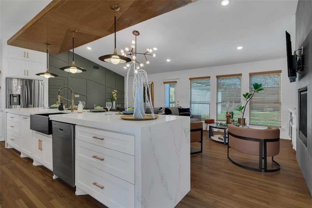 1237 Airline Dr - Photo 6 of 38