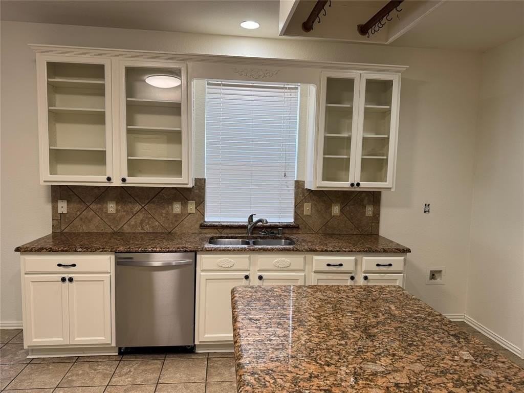 2230 Jaguar Dr - Photo 6 of 17