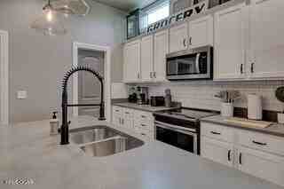 2528 E 15th St - Photo 5 of 16