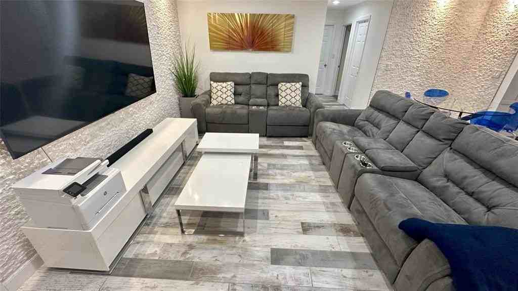 4751 Ne 10th Ave - Photo 2 of 25