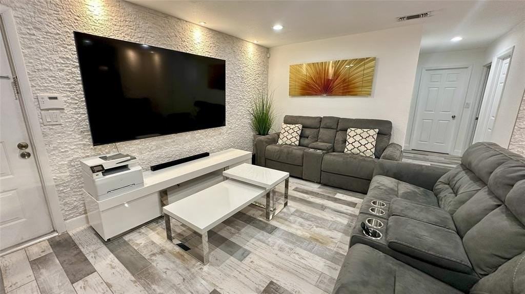 4751 Ne 10th Ave - Photo 3 of 25