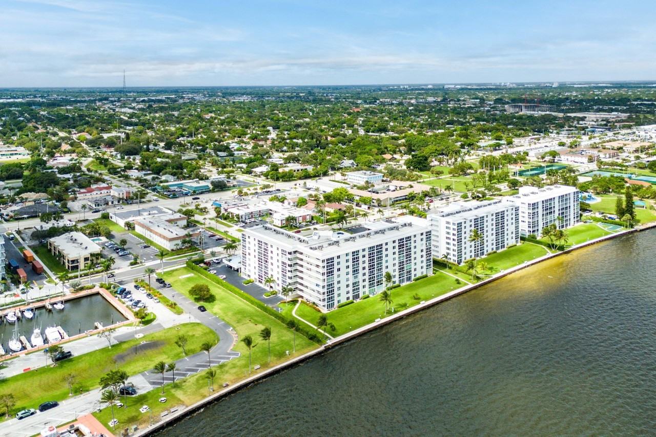 301 Lake Shore Dr #411