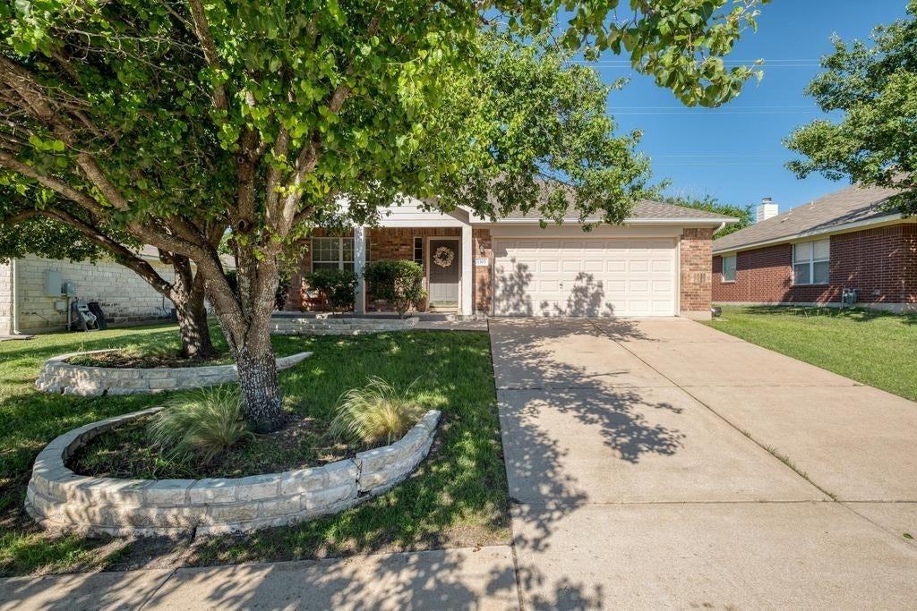 1303 Ridgewood Dr - Photo 2 of 28