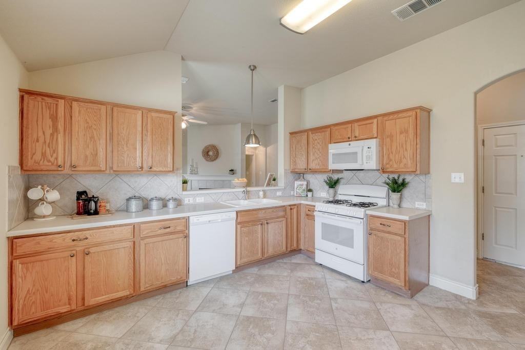 1303 Ridgewood Dr - Photo 5 of 28