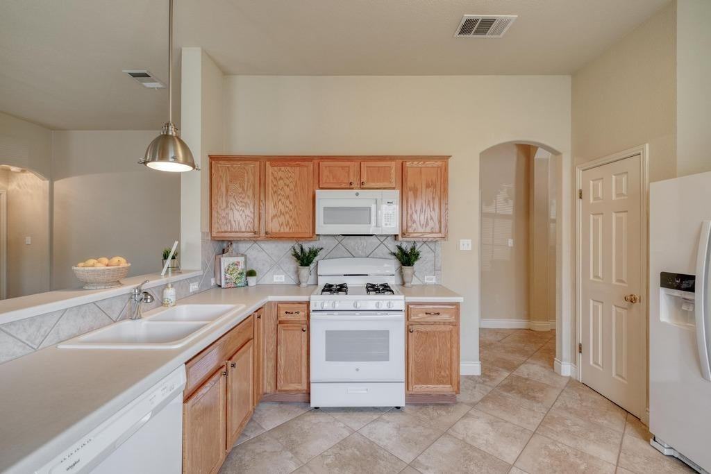 1303 Ridgewood Dr - Photo 6 of 28