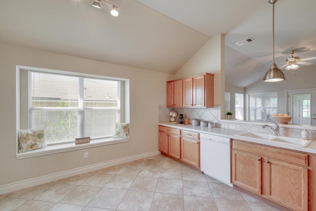 1303 Ridgewood Dr - Photo 7 of 28