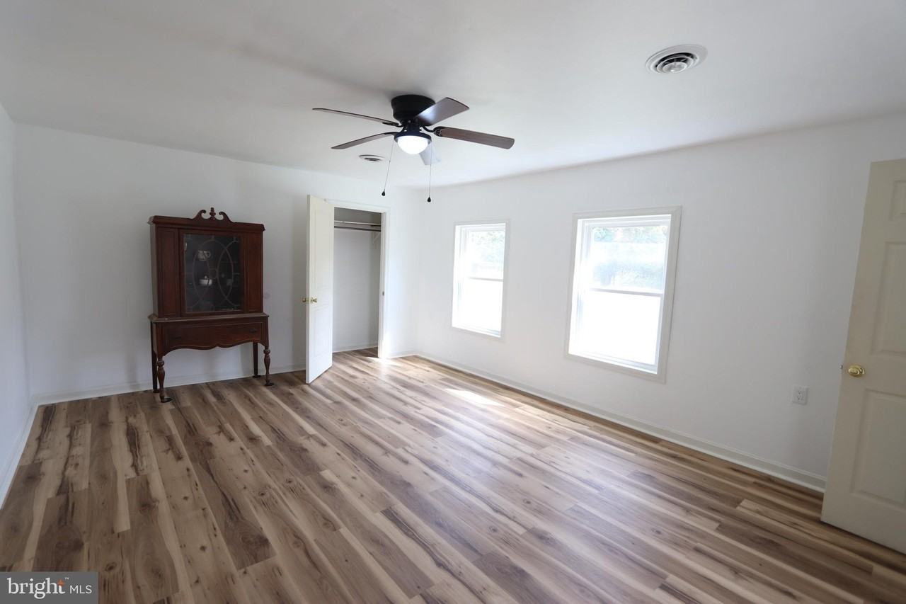 9540 Greenfield Road - Photo 7 of 33