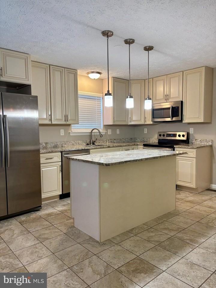 10886 Moore St - Photo 3 of 30