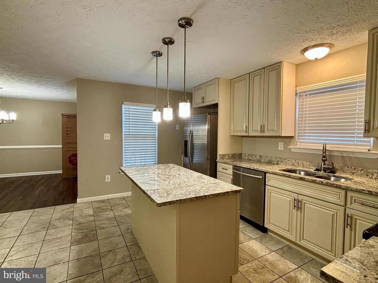 10886 Moore St - Photo 5 of 30