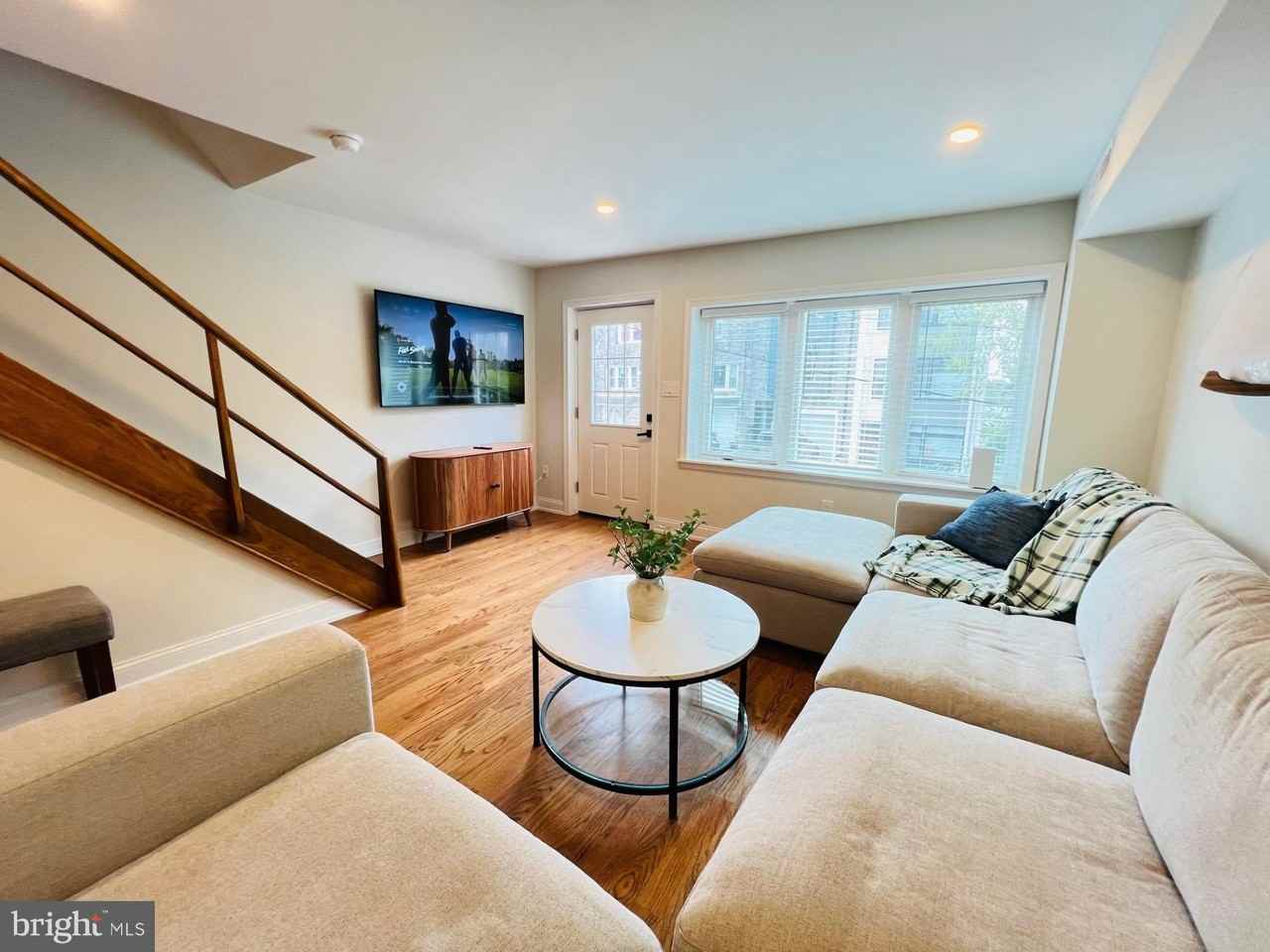 4735 Sheldon St - Photo 5 of 40