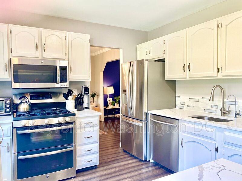 6524 Farmingdale Court - Photo 4 of 49