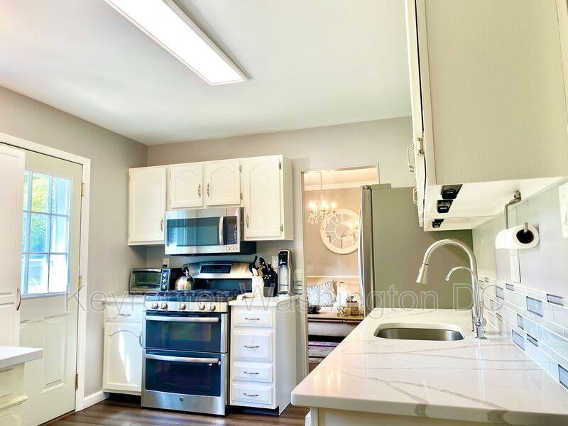 6524 Farmingdale Court - Photo 5 of 49