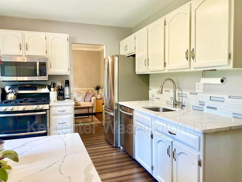 6524 Farmingdale Court - Photo 6 of 49