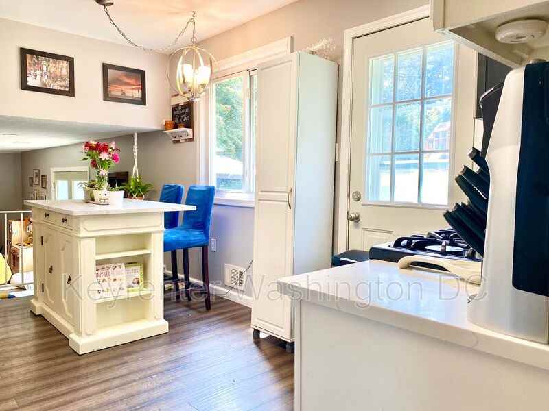 6524 Farmingdale Court - Photo 7 of 49