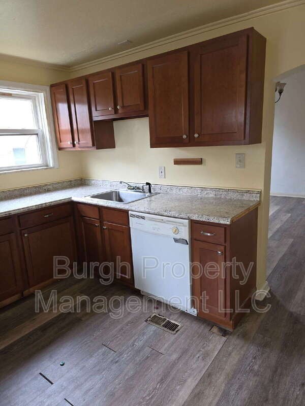 489 Norton St - Photo 2 of 12