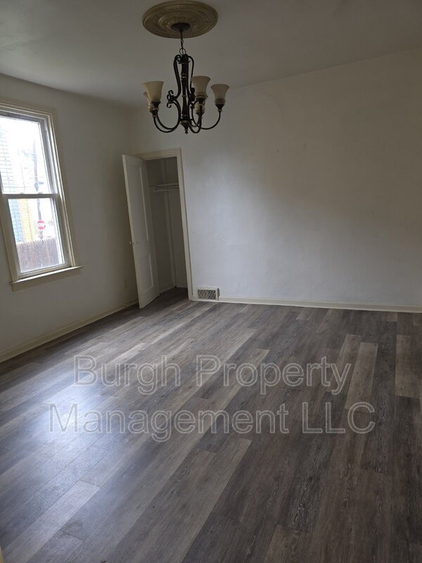 489 Norton St - Photo 3 of 12