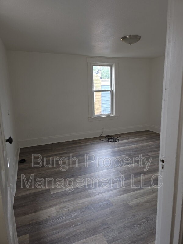 489 Norton St - Photo 4 of 12