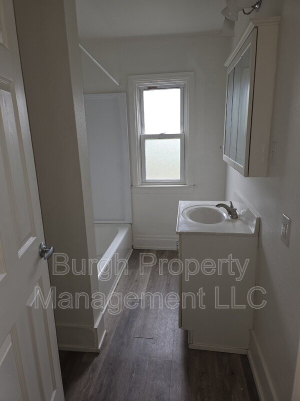 489 Norton St - Photo 5 of 12