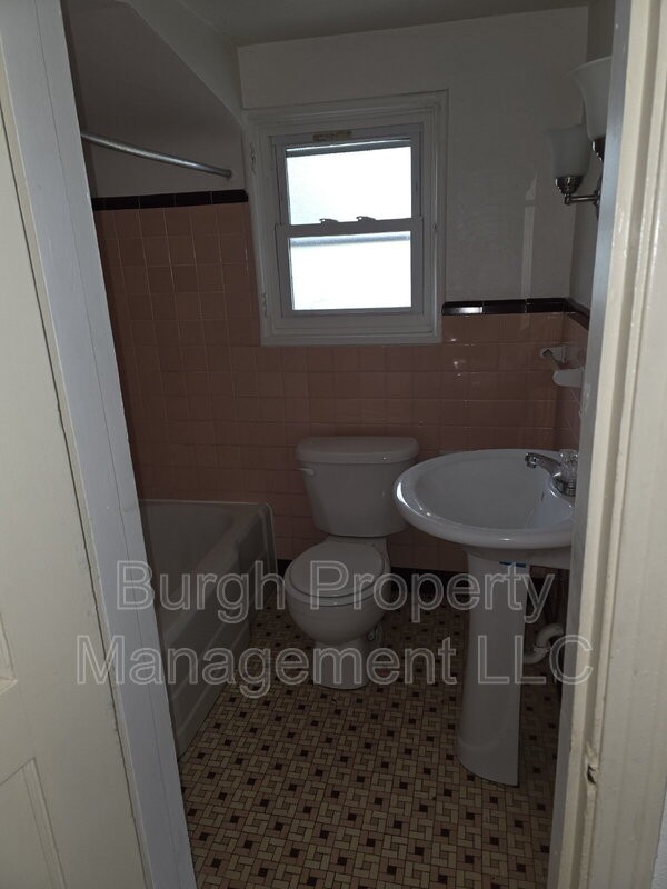 489 Norton St - Photo 6 of 12