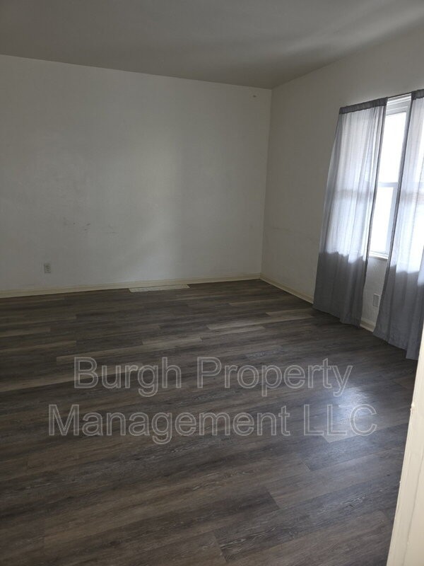 489 Norton St - Photo 7 of 12