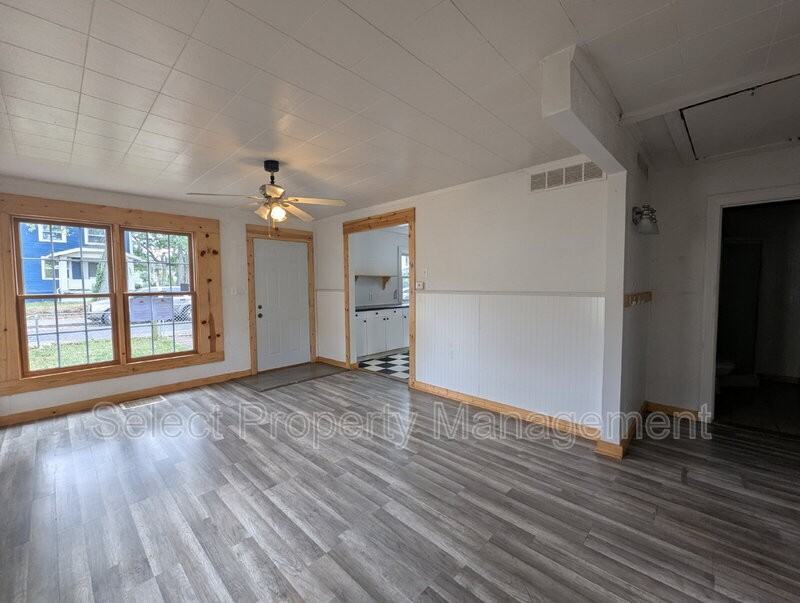 2062 Pauline St - Photo 3 of 15