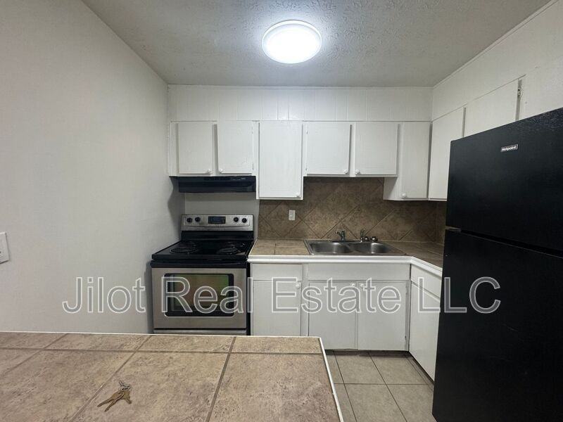 2711 Fairlee Dr #C4 - Photo 2 of 13