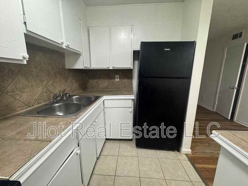 2711 Fairlee Dr #C4 - Photo 3 of 13