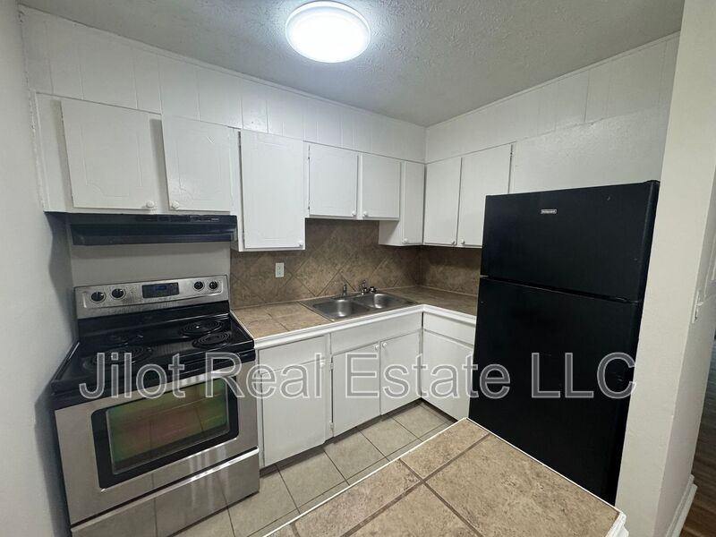 2711 Fairlee Dr #C4 - Photo 5 of 13