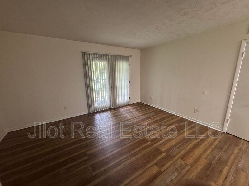 2711 Fairlee Dr #C4 - Photo 6 of 13