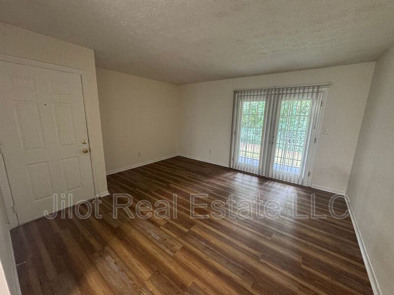 2711 Fairlee Dr #C4 - Photo 7 of 13